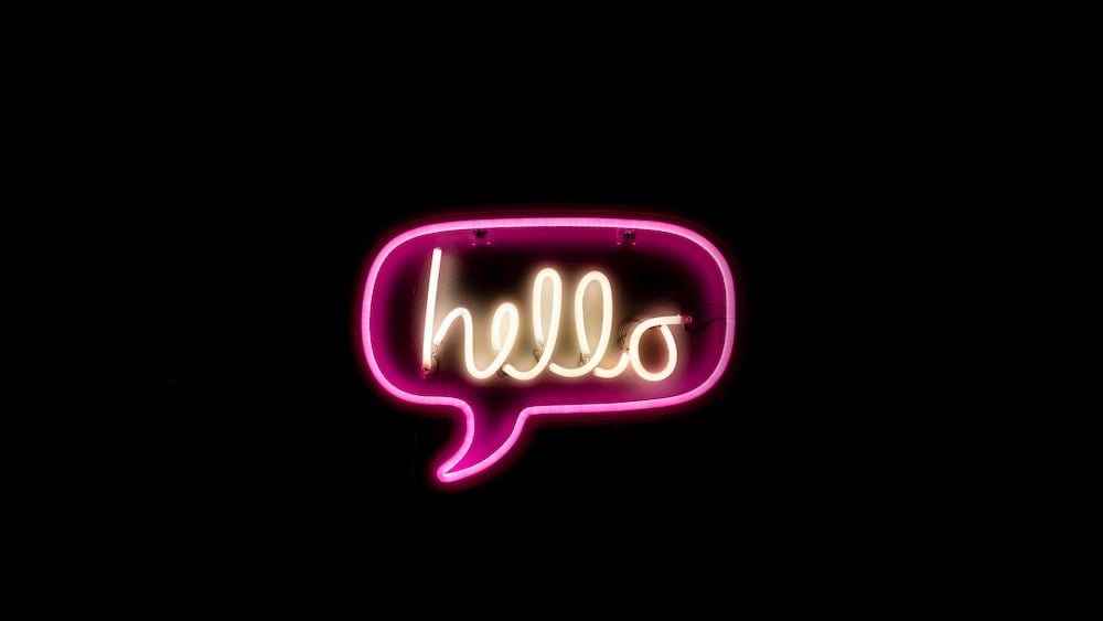 Hello i et neonskilt