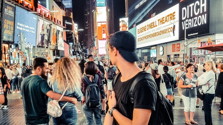 ung mann snur seg på Times Square