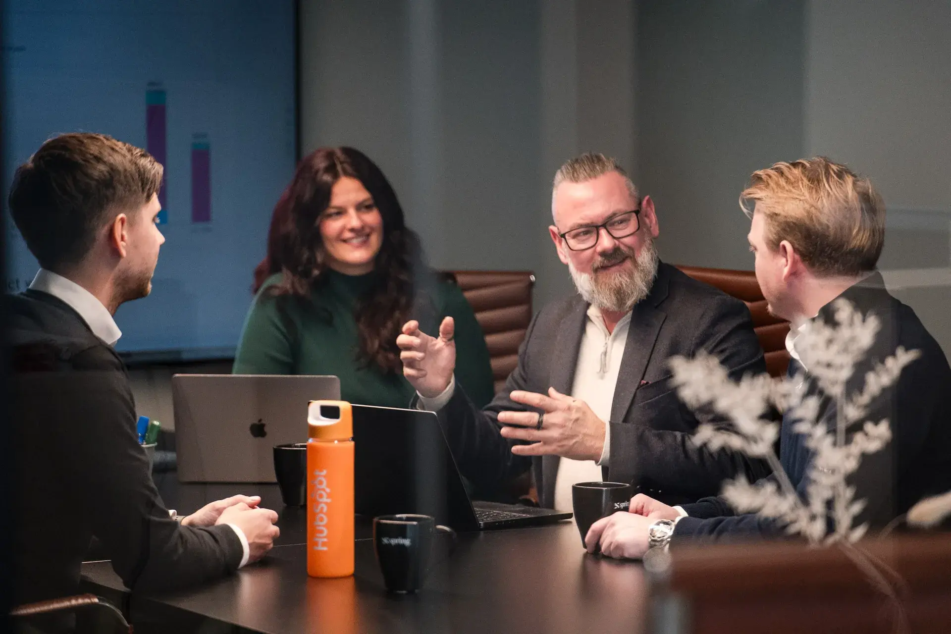 Partner fra Spring i arbeidsmøte med en ledergruppe